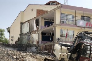 İş merkezi yıkımında lisenin duvarı çöktü