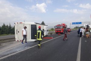Turistleri taşıyan otobüs devrildi: 17 yaralı