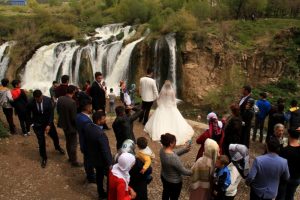 Muradiye Şelalesi'nde ilkbahar coşkusu