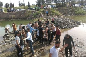 Bataklığa saplanan çocuğa ipli kurtarma operasyonu