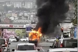 Seyir halindeki kamyonet alev aldı
