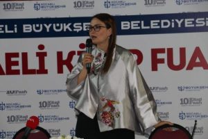 Azerbaycan Milletvekili Ganire Paşayeva, gençlerle buluştu