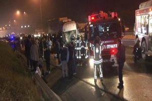Minibüs kamyona çarptı: 4 yaralı