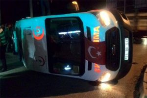 Hasta taşıyan ambulans kaza yaptı!