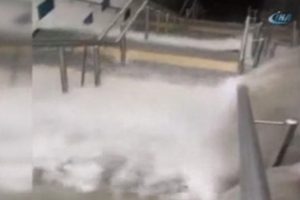Başkentte sel felaketi! Metro durağını su bastı...