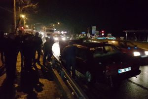 İki otomobil çarpıştı! 6 kişi yaralandı