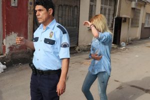 Balkona çıkıp, çığlık attı! Sevgilisi sabaha kadar...