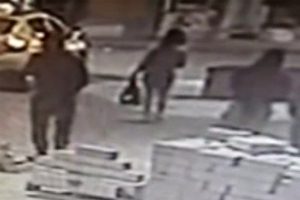 Kadına kapkaç şoku kamerada