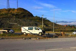 Kamyonet direğe çarptı: 3 yaralı