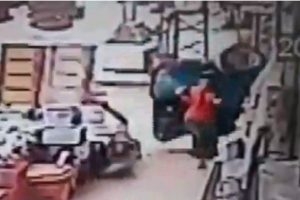 Otomobil yayaların arasına daldı! Yaralılar var