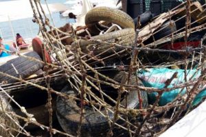 Deniz dibinden 2 ton çöp çıktı