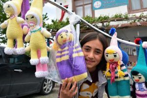 Bebekle oynayacağı yaşta amigurumi bebek yapıyor