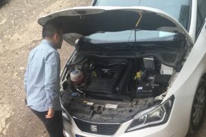 Bursa'da otomobilin motoruna giren kedi şehir turu attı