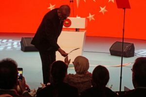 Cumhurbaşkanı Erdoğan'dan eşi Emine Erdoğan'a jest