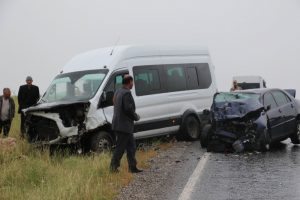 Minibüsle otomobil çarpıştı: 13 yaralı