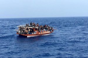 Tekneleri arızalanan 100 Suriyeli kaçak kurtarıldı