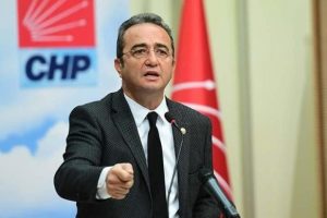 Tezcan: Siyasete üniforma sokuldu