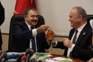 Bakanlar Eroğlu ve Özlü'den birbirlerine ikram