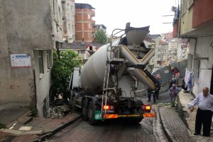 Beton mikseri evin duvarına çarptı