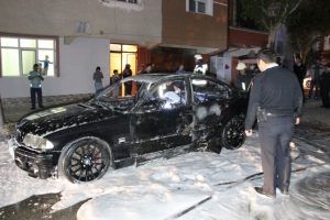 Kardeşine kızıp annesinin otomobilini yaktı