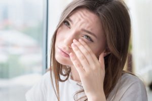 Göz altı yaşlanmasının nedenleri nelerdir?