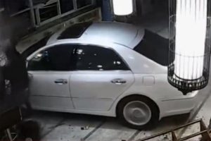 Sarhoş sürücü otomobiliyle lobiye daldı