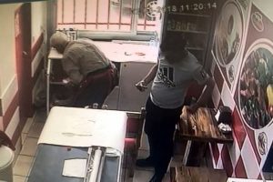 Baklava bahanesiyle cep telefonunu hırsızlığı!