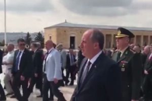 Muharrem İnce Anıkabir'e gitti