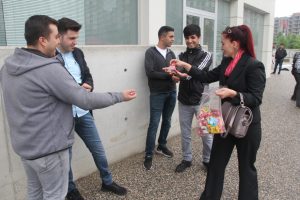 Bursa'da boşanma davasını davul ve dümbelek ile kutladı