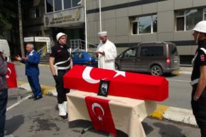 Kazada ölen polis memuru için görev yerinde tören