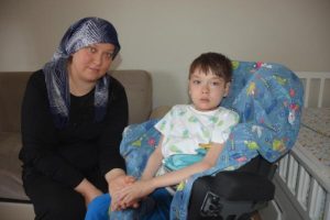 Sarma sararak oğlunun ameliyat parasını topladı