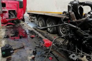 TIR istinat duvarına çarptı:1 yaralı