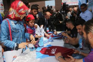 Trabzonsporlu oyuncular imza gününe katıldı