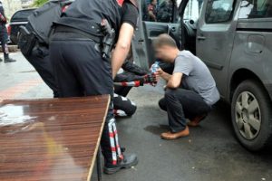 2 polisi bıçaklayıp kaçmaya çalıştı!