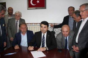DP Başkanı Uysal, Akşener için imza verdi