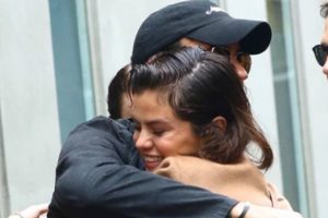 Selena Gomez'e dost sarılışı