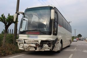 Servis otobüsü otomobile çarptı: 1'i çocuk 2 yaralı