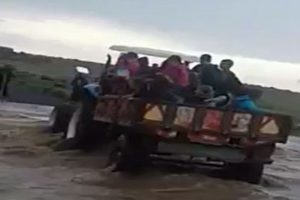 Öğrenciler sel nedeniyle mahsur kaldı