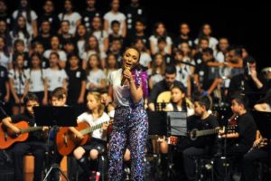Ziynet Sali, Bursa'da 300 çocukla birlikte konser verdi