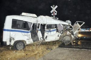 Manisa'da yolcu treni minibüse çarptı!