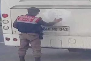 Sosyal medyayı sallayan asker! Atatürk'ün tozlanan silüetini böyle temizledi