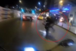 Motosikletli şahsın şovu kazayla bitti!