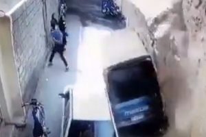 Yıkılan duvar sonları oluyordu!