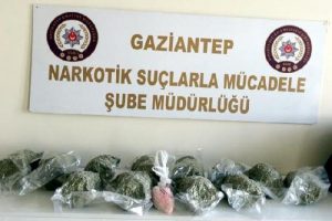 Otomobildeki uyuşturucuya 3 gözaltı