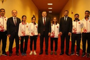 Bakan Bak dünya üçüncüsü atletleri kabul etti