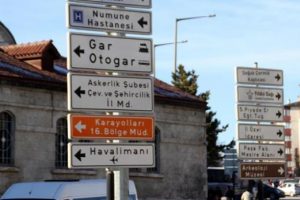 Tabelalara ve yön levhalarına yeni düzen!
