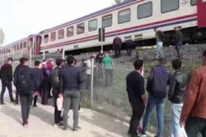 Raylarda müzik dinleyerek yürüyen kıza tren çarptı