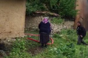 Yaşlı kadını alevlerin arasından itfaiye kurtardı