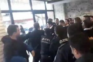Üniversitelilerle özel güvenlikçiler arasında arbede