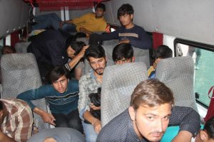 15 kişilik minibüsten 33 kaçak göçmen çıktı!